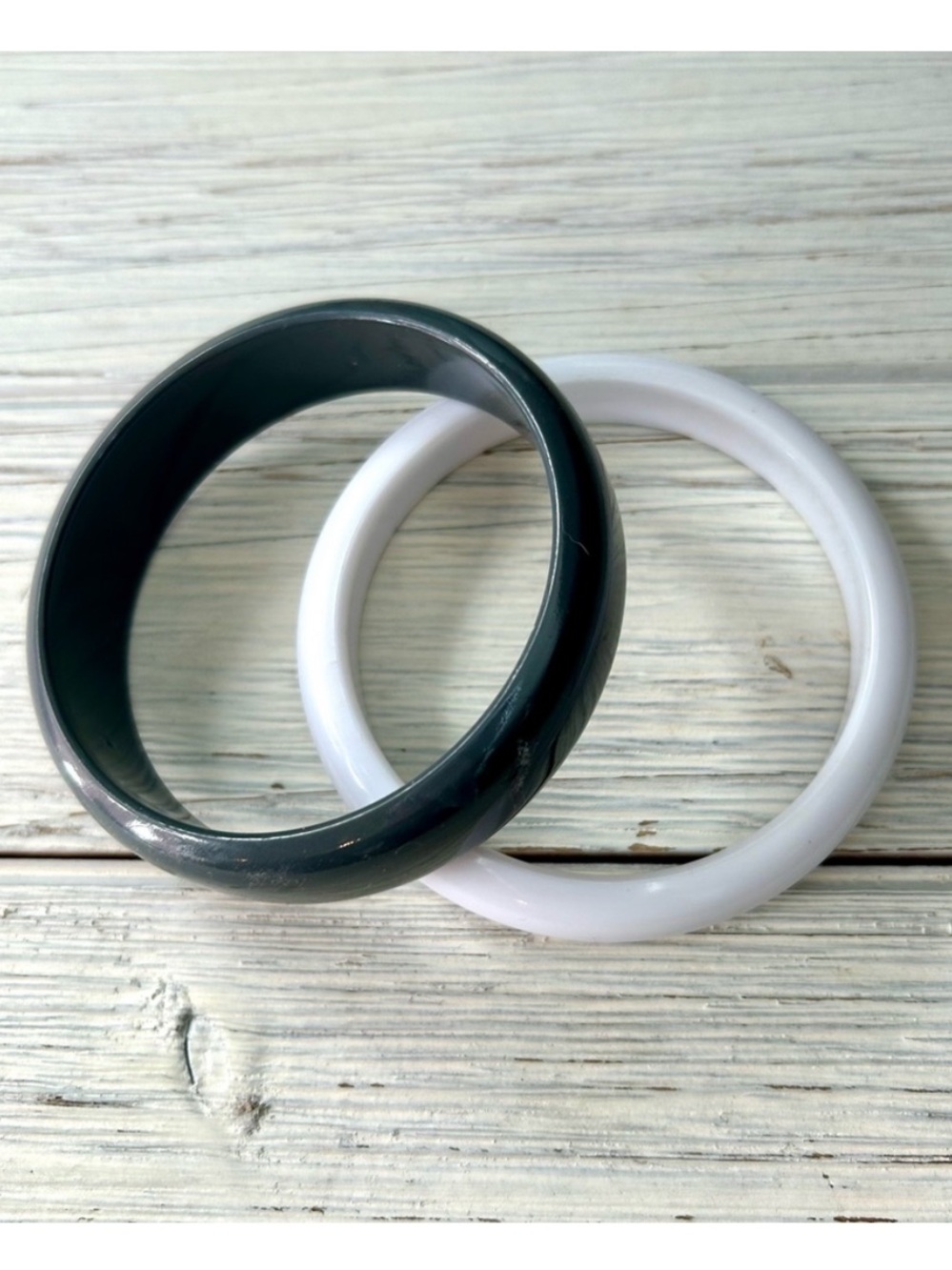 Vintage 80s Gray & White Plastic Bangle Cuff Bracelet Set